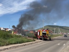 Жигжидийн зусланд хогийн цэг шатаж, гал унтраах ангийнхан яаралтай унтраалаа.