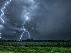 Амралтын өдрүүдэд нутгийн зүүн хагаст бороо, дуу цахилгаантай аадар орно 