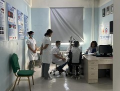 Нүдний болор солих хагалгаанд орох ахмадууд үзлэгт хамрагдаж байна