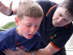 Хүүхэд хахаж, амьсгал нь боогдвол ямар арга хэмжээ авах хэрэгтэй вэ