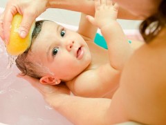 Хүүхдийг хооллосноос хойш 30-60 минутын дараа усанд оруул...