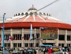 Монгол бөхийг дэмжин ажилладаг байгууллагын төлөөлөл, иргэд тусгай суудалд бөхийн барилдаан үзнэ