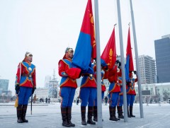 Монгол Улсын төрийн далбааг мандуулж, жанжин Д.Сүхбаатарын хөшөөнд цэцэг өргөлөө