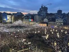 СЕРБИ: Оюутнуудын эхлүүлсэн эсэргүүцлийн жагсаалд олон мянган хүн нэгдлээ