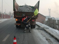 Авто замын зорчих хэсэг, явган хүний замын цас, мөсийг цэвэрлэж байна 