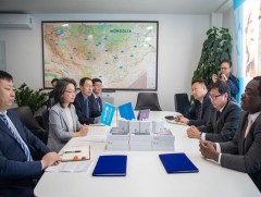 Хүүхдийн санд 300 ширхэг таблет, 400 ширхэг ухаалаг цагийг хүлээлгэн өгчээ