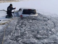 Мөс цөмөрч суусан байсан автомашиныг татан гаргах боломжгүй байжээ