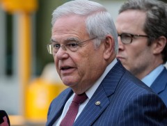 Сенатор асан Боб Менендес авлигын хэргээр 11 жилийн хорих ял авчээ