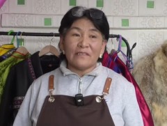 А.Наранцэцэг жилд 80 орчим дээл оёдог