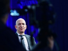 Тэрбумтан Жефф Безосийн пуужингийн компани тойрог замд гараагаа хийсэн дараагаас ажилчдаа цомхотгов