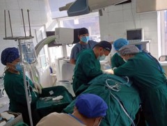 ГССҮТ-ийн эмч нарын баг Баянхонгор аймгийн иргэдэд тусламж үйлчилгээ үзүүлж байна