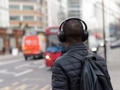 Цагийн турш тогтмол чихэвч зүүвэл сонсголын эрхтэн гэмтдэг