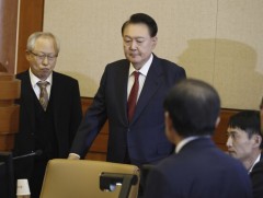 БНСУ-ын Ерөнхийлөгч Юн Сок Ёльд холбогдох эрүүгийн хэргийн анхны шүүх хурал болж байна