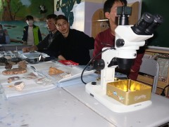 Сурагчид, эрдэмтэн, судлаачид, шинжлэх ухааны сонирхолтой туршилтуудыг хамтран хийжээ