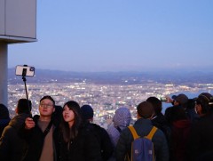 Японд селфи хийж буй жуулчдыг аюулаас сэрэмжлүүлэх ажилтнуудтай болжээ