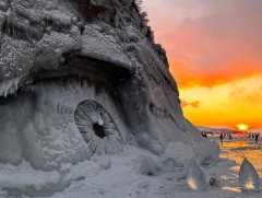 Байгаль нуур дээр мөсөн урлалын наадам болж байна