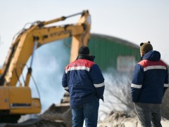 Зөвшөөрөлгүй барьсан гүүрийг буулгаж, орц, гарцыг чөлөөлж байна