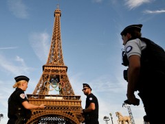 Францын эрх баригчид айл бүрт “тэсэж үлдэх зааварчилга” тараана