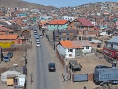 Явган хүний замгүйгээс иргэд автомашинтай зэрэгцэн эрсдэлтэй замаар явж байна 