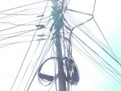 Шилэн кабелийн газар доорх сувагчлал дүүрсэн учраас агаараар татахаас аргагүй болжээ 