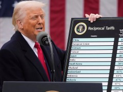 Д.Трампын тогтоосон 10 хувийн суурь татвар АНУ-ын гаальд үйлчилж эхэллээ 