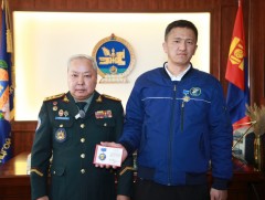 Галын аюулаас хүний амь аварсан Д.Азжаргалыг “Онцгой үйлстэн” тэмдгээр шагналаа