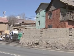 Иргэд автомашинтай зэрэгцэн аюултай замаар явсаар байна 