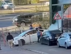 Тээврийн хэрэгсэл шатаж байсныг хяналтын камераар илрүүлж, галыг бүрэн унтраажээ