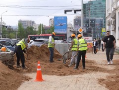 Төв талбайн хоёр талын 5012 ам метр явган хүний замыг шинэчилж байна
