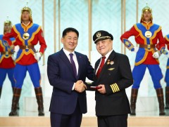 Гавьяат нисгэгч Р.Бат-Эрдэнэд Хөдөлмөрийн баатар цол хүртээлээ 