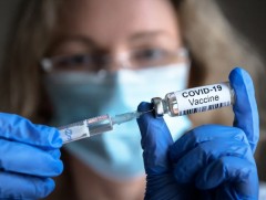 АНУ эрүүл хүүхэд, жирэмсэн эхчүүдийг ковид-19 вакцины тарилгад хамруулахгүй болжээ  