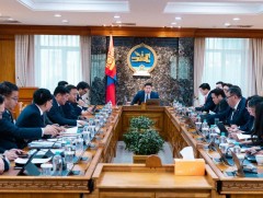 Засгийн газар хуралдаж байна