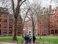 Харвардын их сургуулийн Гадаад оюутны хөтөлбөрийг зогсоох шийдвэрт шүүхээс түр хориг тавьжээ