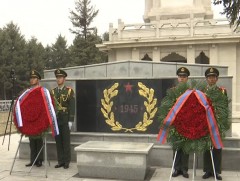 Монгол-Зөвлөлтийн амь үрэгдсэн дайчдад хүндэтгэл үзүүлж, дурсгалын хөшөөнд цэцэг өргөлөө