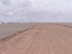 Дэлгэр сумыг Баянхонгор, Говь-Алтай аймагтай 6.4 км хатуу хучилттай авто замаар холбоно 