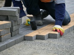 Нийслэлийн хэмжээнд гурван байршилд явган хүний зам засаж байна