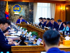 Засгийн газар хуралдаж байна