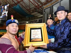 Чингэлтэй хайрханы хишиг барилдаанд Т.Баасанхүү харцага түрүүлжээ