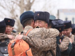 Эх орны хүүхдүүд ижий, аавдаа очиж байна...