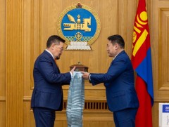Монгол Улсын 34 дэх Ерөнхий сайд Гомбожавын Занданшатар Засгийн газрын тамгаа гардаж авлаа