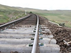 Гашуунсухайт- Ганцмод боомтын хил дамнасан төмөр зам барих барилгын ажил эхэллээ 