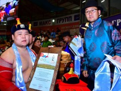 Хэнтий аймгийн Дархан сумын нэрэмжит барилдаанд аймгийн хурц арслан Н.Амгаланбаатар түрүүлжээ