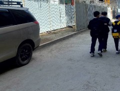 Явган хүний авто замыг тусгайлан засаагүйгээс автомашины замаар зорчиж байна