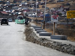 НЗДТГ: Байгалийн чулуугаар шинэчилсэн авто замын хашлага 20-50 жилийн насжилттай 