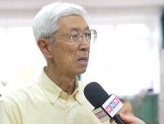 Доктор Такэноүчи Тошиказү хүүхдүүдэд сонирхолтой туршилтын аргаар хичээл зааж байна 