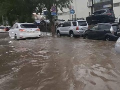 Нийслэл хотод усархаг аадар бороо орсны улмаас авто замууд усанд автлаа