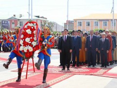 Төр, нийгмийн зүтгэлтэн Ю.Цэдэнбалын хөшөөнд хүндэтгэл үзүүллээ