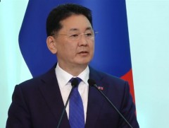 Ерөнхийлөгч У.Хүрэлсүх 3х3 сагсанбөмбөгийн тамирчдад төрийн дээд цол, одон, медаль гардуулж байна