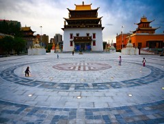 Гандантэгчэнлин хийдийн төв талбайг байгалийн чулуун хавтангаар шинэчилжээ 