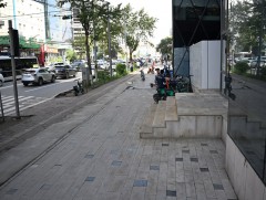 Зөвшөөрөлгүй терраса барьсан зөрчлийг арилгууллаа